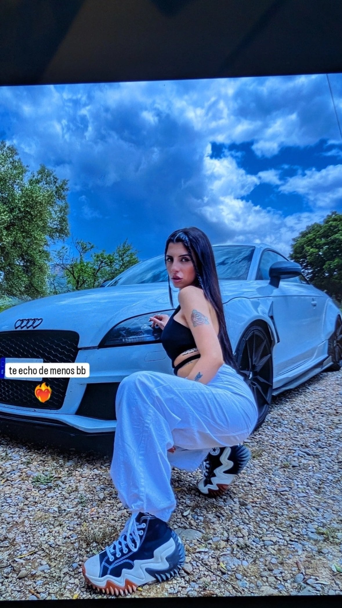 Naiara de OT junto a su coche. Fíjate bien en la marca de Audi.