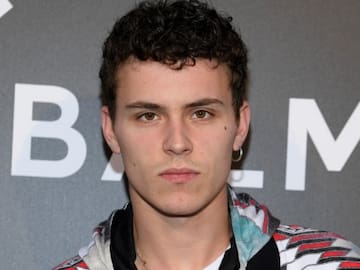 Aron Piper se quita la camiseta para mostrar su nuevo tatuaje