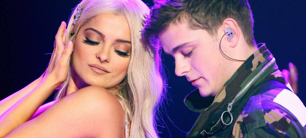 Bebe Rexha y Martin Garrix, durante un show juntos en 2016 en Los Ángeles, California.