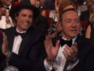 Conoce al guapo acompañante de Kevin Spacey en los Emmys