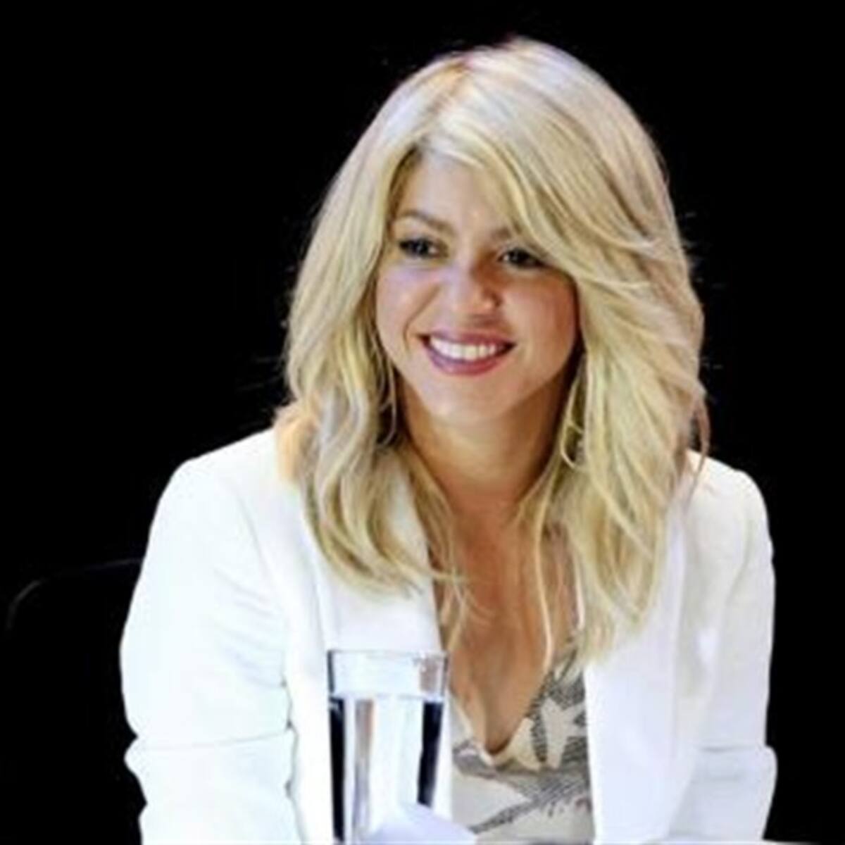 Shakira a full