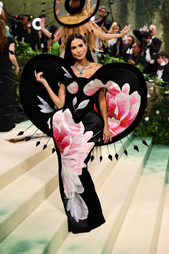 Hacía cinco años que no la veíamos en la Met Gala, pero Demi Moore ha reaparecido con un vestido con maxi volúmenes en los hombros y en las caderas, en forma de corazón, característico de las creaciones de Harris Reed para Nina Ricci.