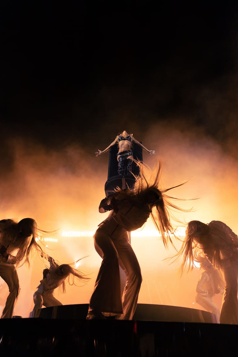 Desde otro plano, Tini parece que vuela sobre el escenario.