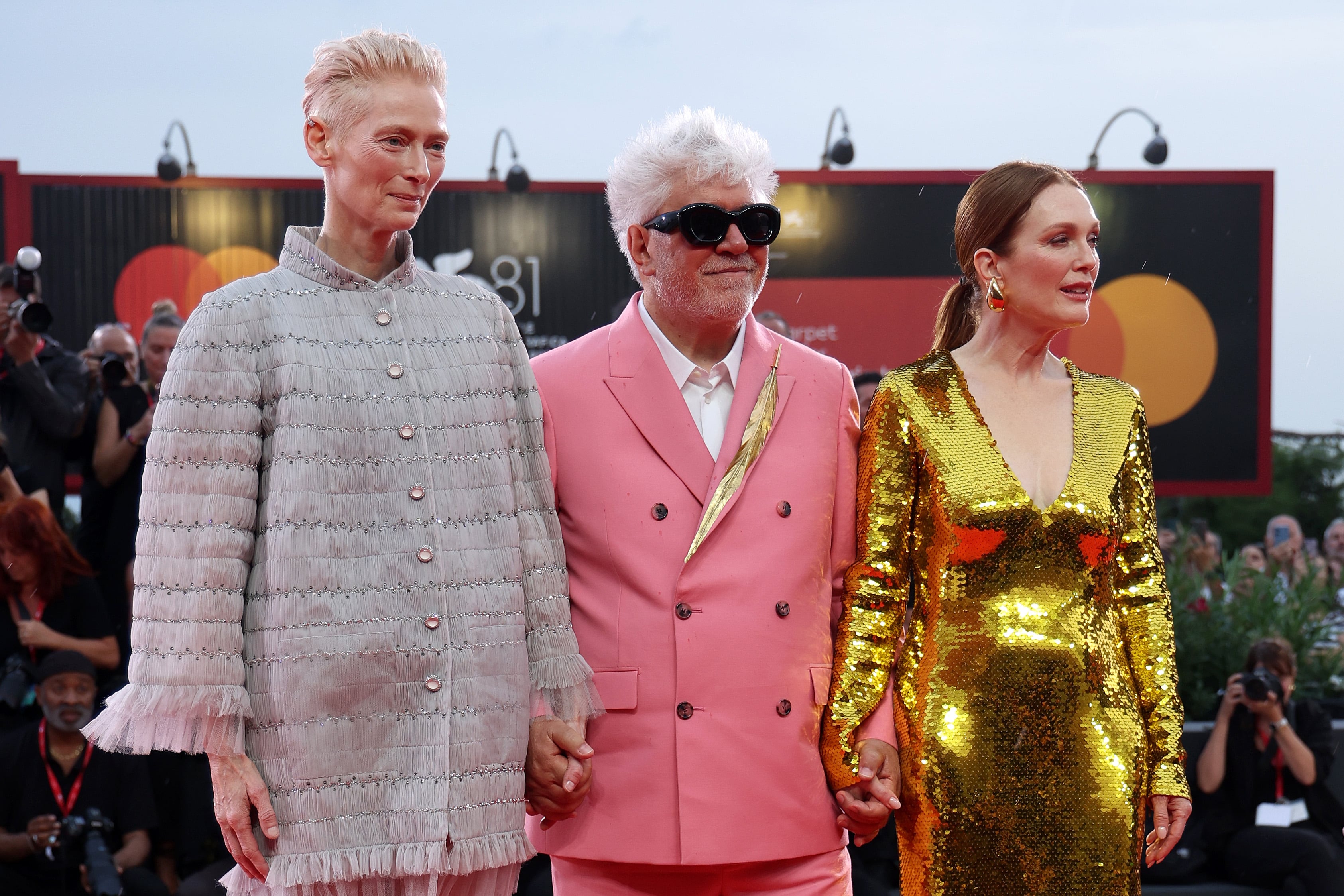 Tilda Swinton, Pedro Almodóvar y Julianne Mooreen la alfombra roja de &quot;The Room Next Door&quot; en el 81st Venice International Film Festival el 2 de septiembre de 2024 en Venecia, Italia. (Photo by Vittorio Zunino Celotto/Getty Images)