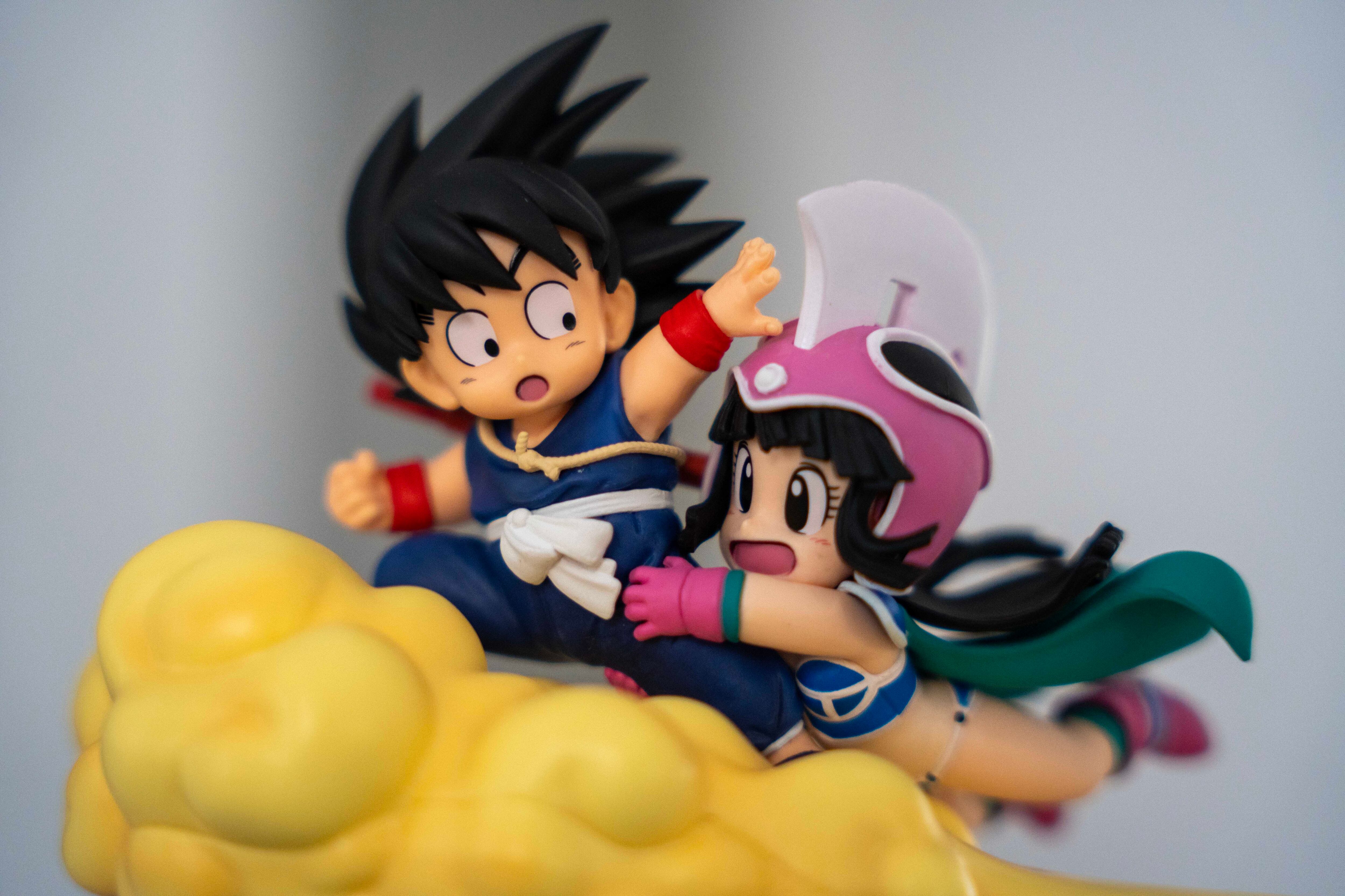 Goku y Chichi vuelan hacia el monte Frypan en la figura más bonita de Dragon Ball que puedes encontrar