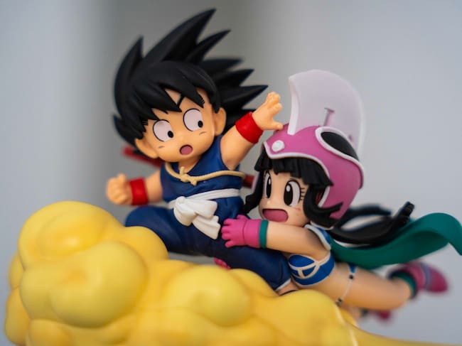 Goku y Chichi vuelan hacia el monte Frypan en la figura más bonita de Dragon Ball que puedes encontrar