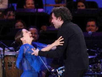 Natalia Lafourcade y Gustavo Dudamel cautivan el Hollywood Bowl en los Ángeles