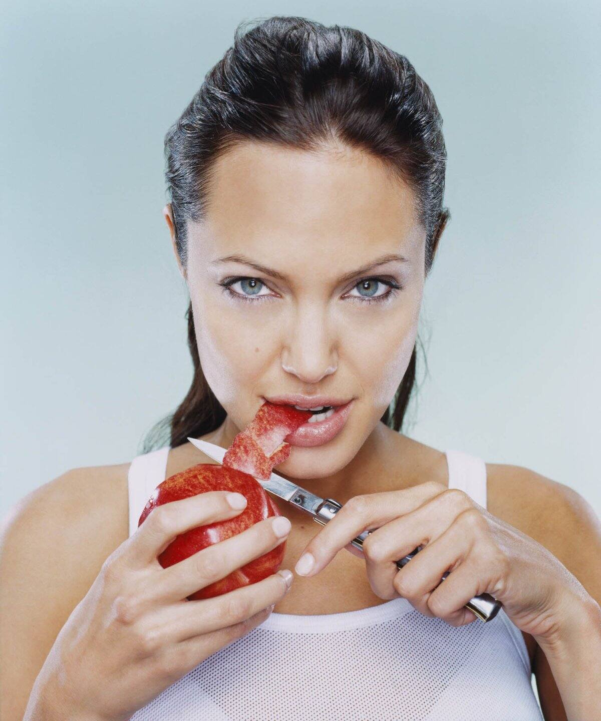 Angelina Jolie colecciona cuchillos y dagas