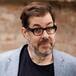 Richard Osman, el presentador de televisión, hermano del bajista de Suede, que sigue los pasos de J.K. Rowling