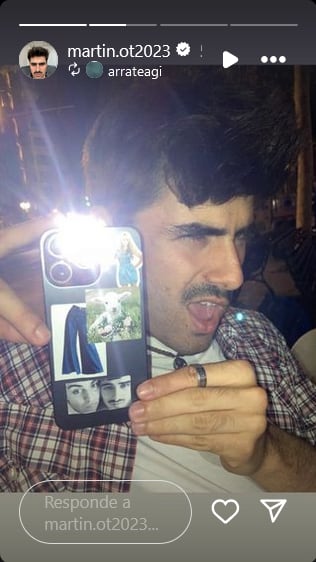 Martin Urrutia y la funda de su móvil.