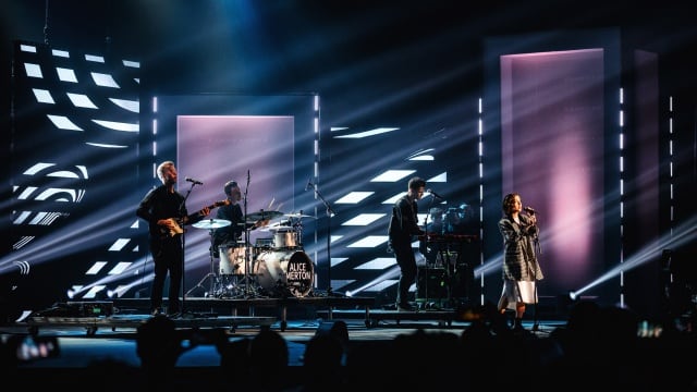 Alice Merton junto a su banda en la entrega de los EBBA