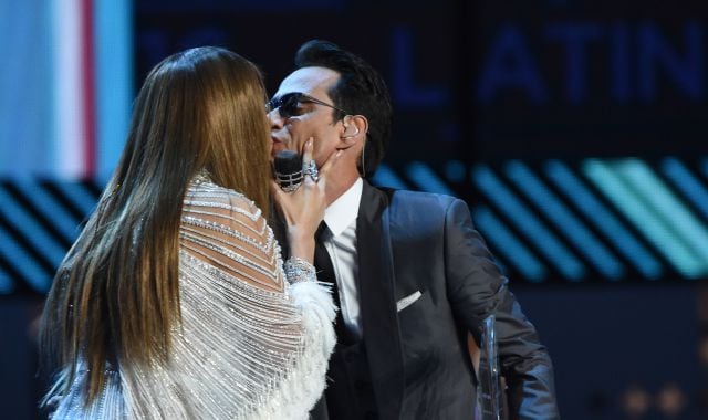 Jennifer Lopez y Marc Anthony se besaron en la última gala de los Grammy Latinos.