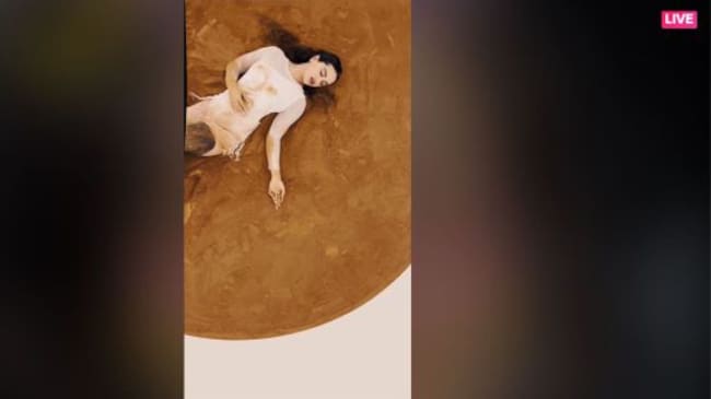 La presentación de Motomami en TikTok, frame de la canción Hentai.