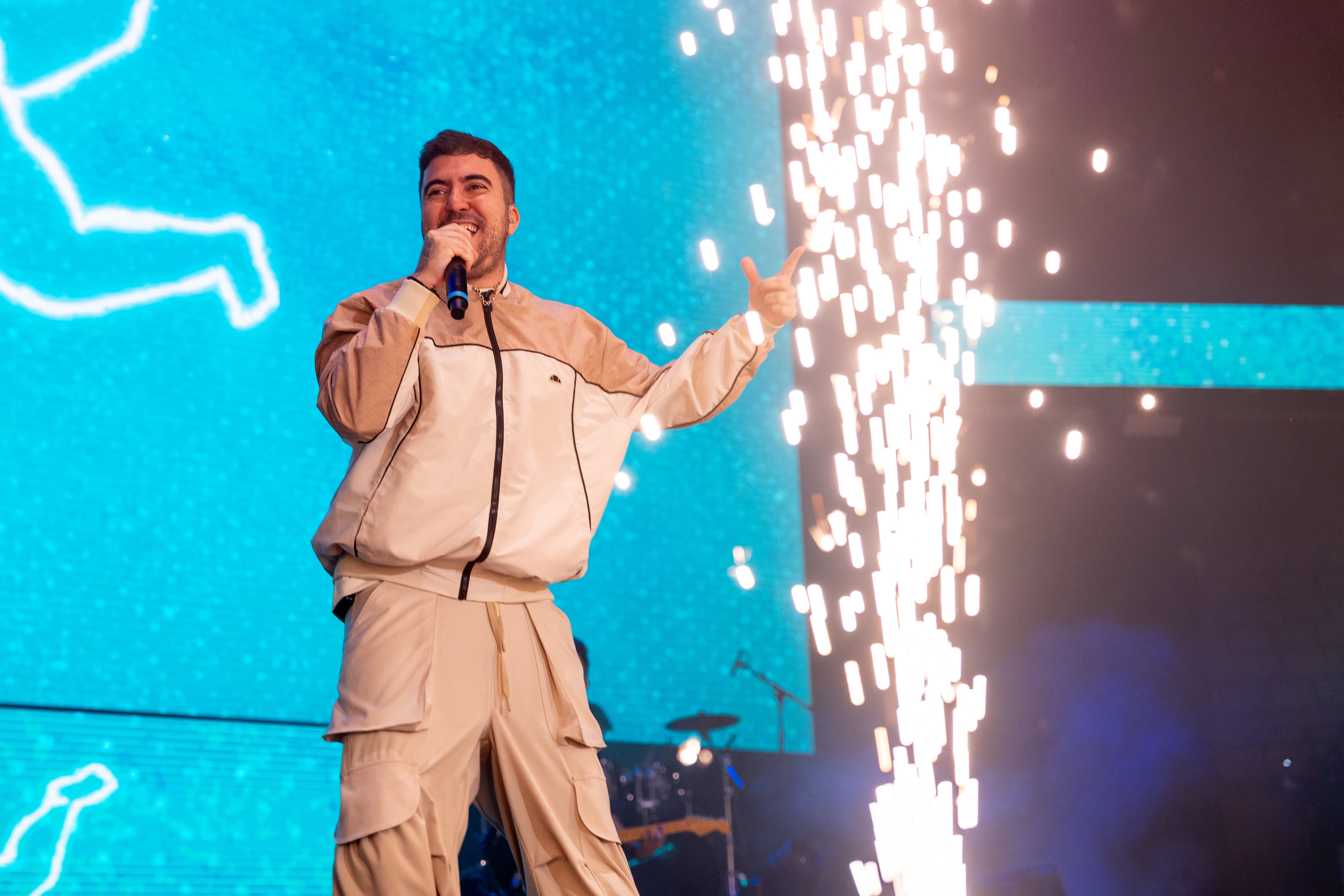 Beret ha cantando lo que ya se han convertido en himnos musicales: 'Cupido' y 'Lo Siento'