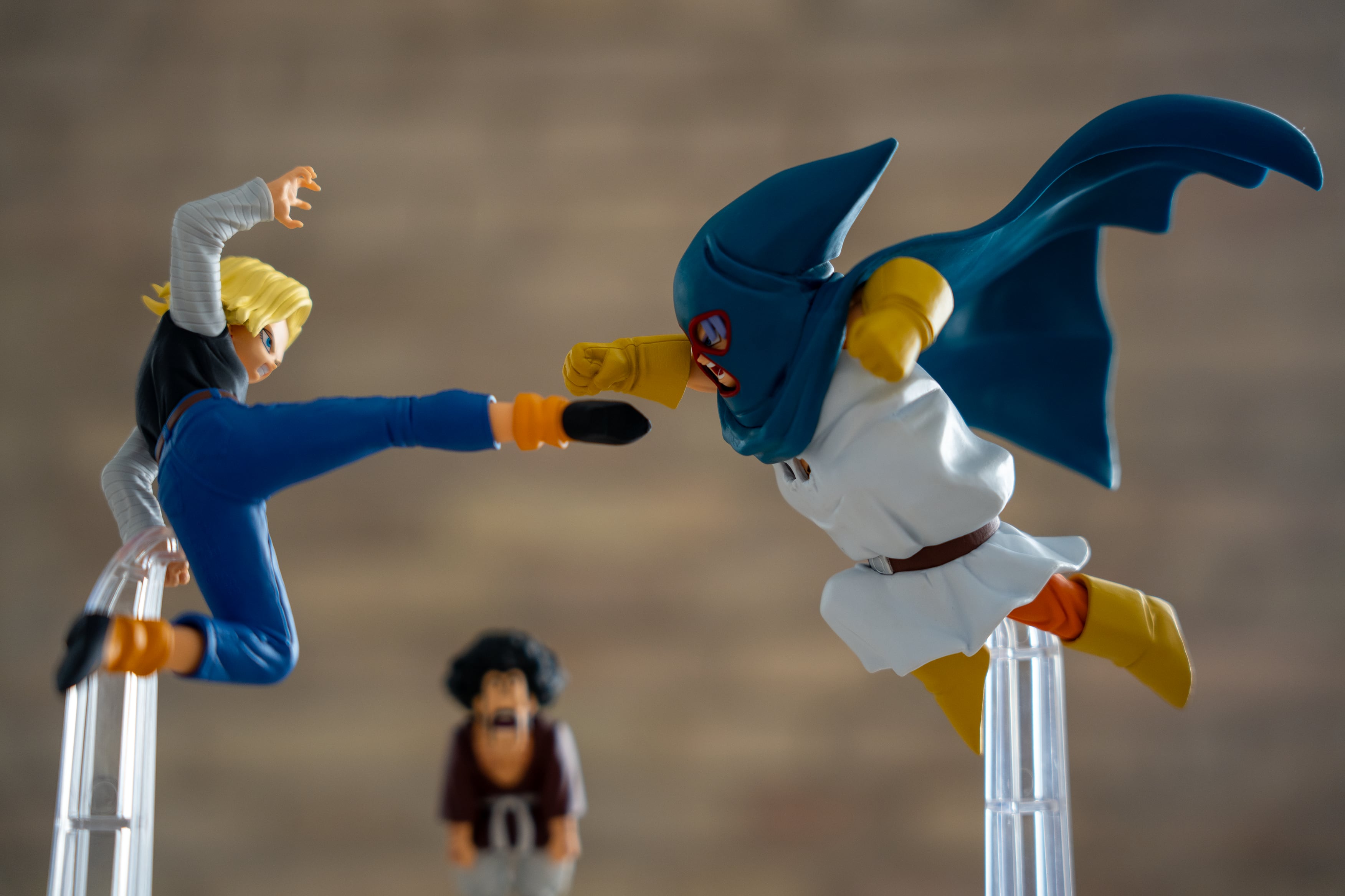 Android 18 y Mighty Mask miden sus fuerzas frente al Señor Satán.