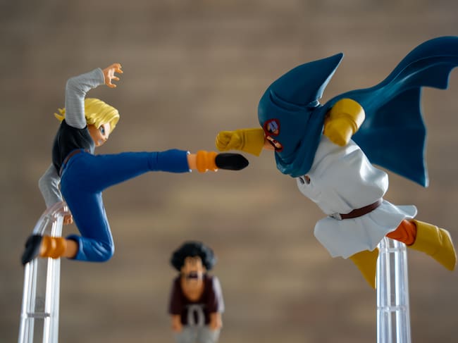 Android 18 y Mighty Mask miden sus fuerzas frente al Señor Satán.