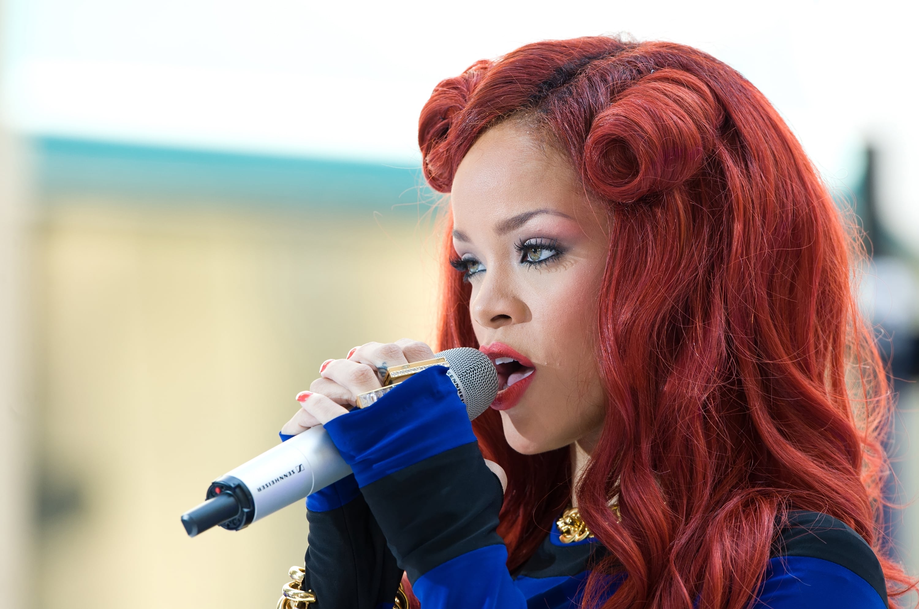 Rihanna actuando en Rockefeller Plaza (Nueva York) en 2011. / Getty.