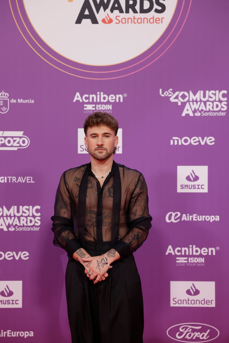 El cantante y compositor Dani Fernández sabe que las transparencias son tendencia y optado por una blusa que deja al descubierto sus tatuajes en LOS40 Music Awards Santander 2025.