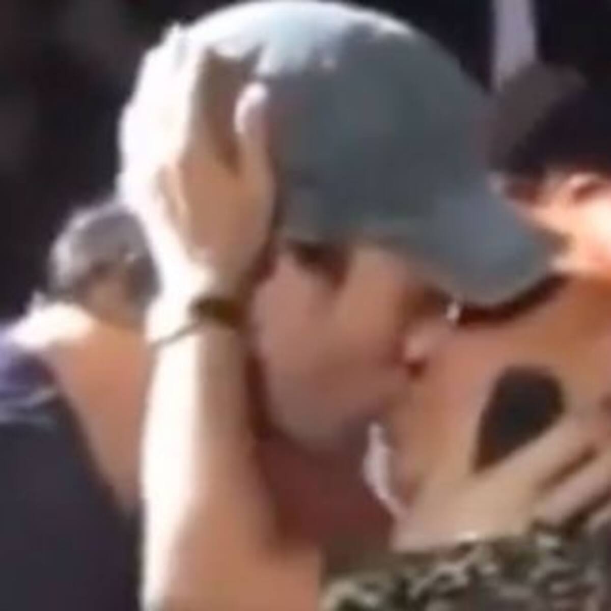¡No para! Enrique Iglesias besó a otra fan sobre el escenario