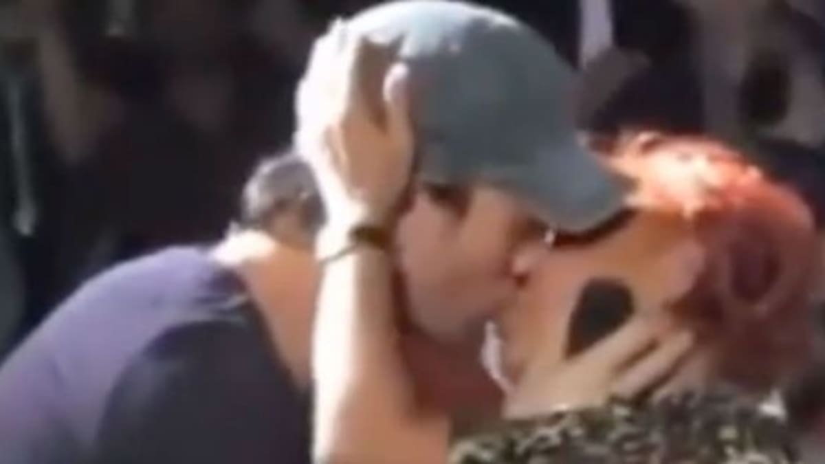 ¡No para! Enrique Iglesias besó a otra fan sobre el escenario