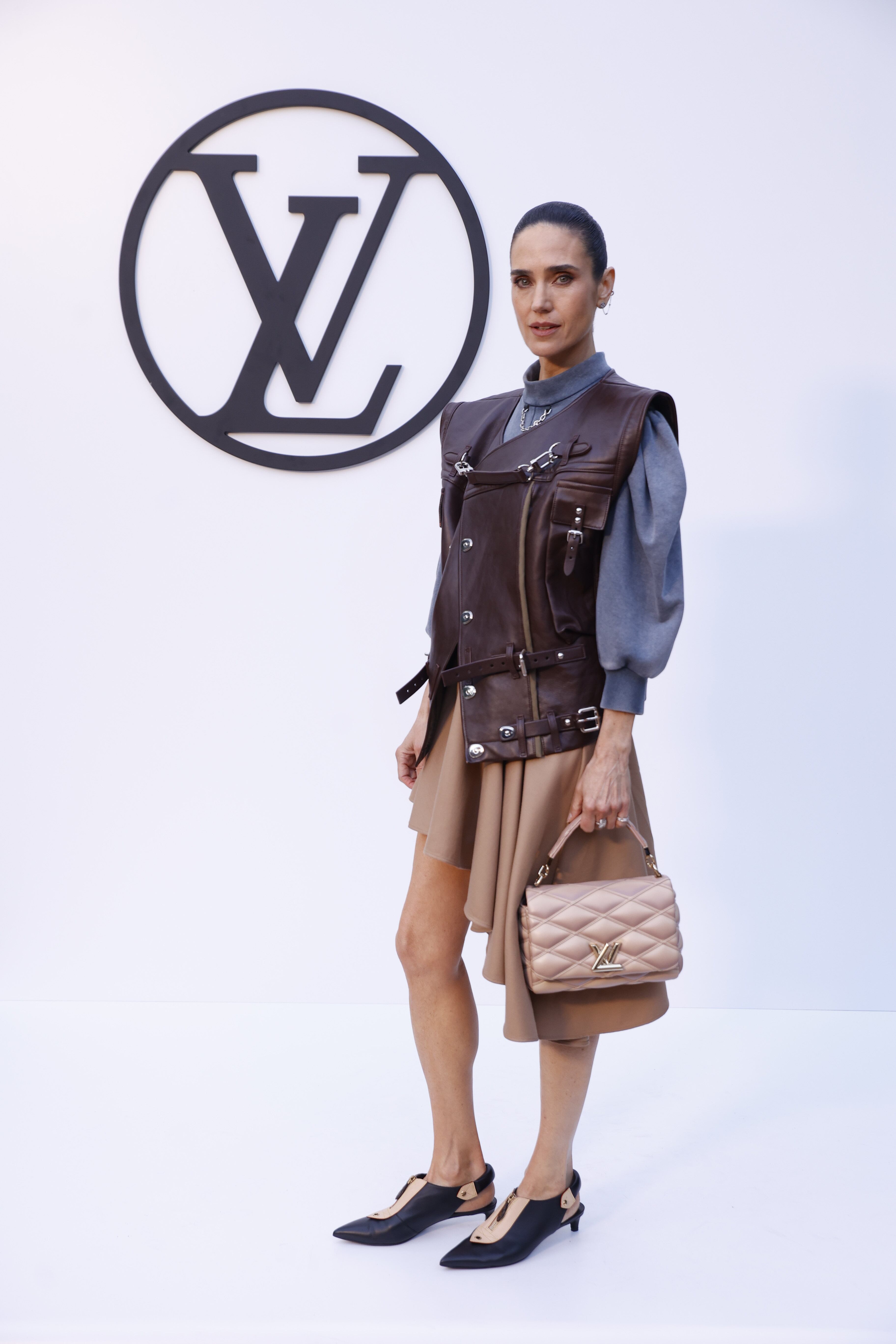 Nicolas Ghesquière, director creativo de Louis Vuitton, es un apasionado de España y por eso a nadie le sorprendió que escogiera el Park Güell para su último desfile. Una colección crucero con mucho sabor español que no han querido perderse gran cantidad de celebs tanto españolas como internacionales.  Una de las que no ha faltado es Jennifer Conelly que apostaba por una falda asimétrica con chaleco de cuero marrón muy armazón.