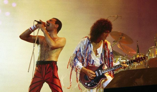 Freddie Mercury y Brian May, durante una actuación en directo / GETTY IMAGES