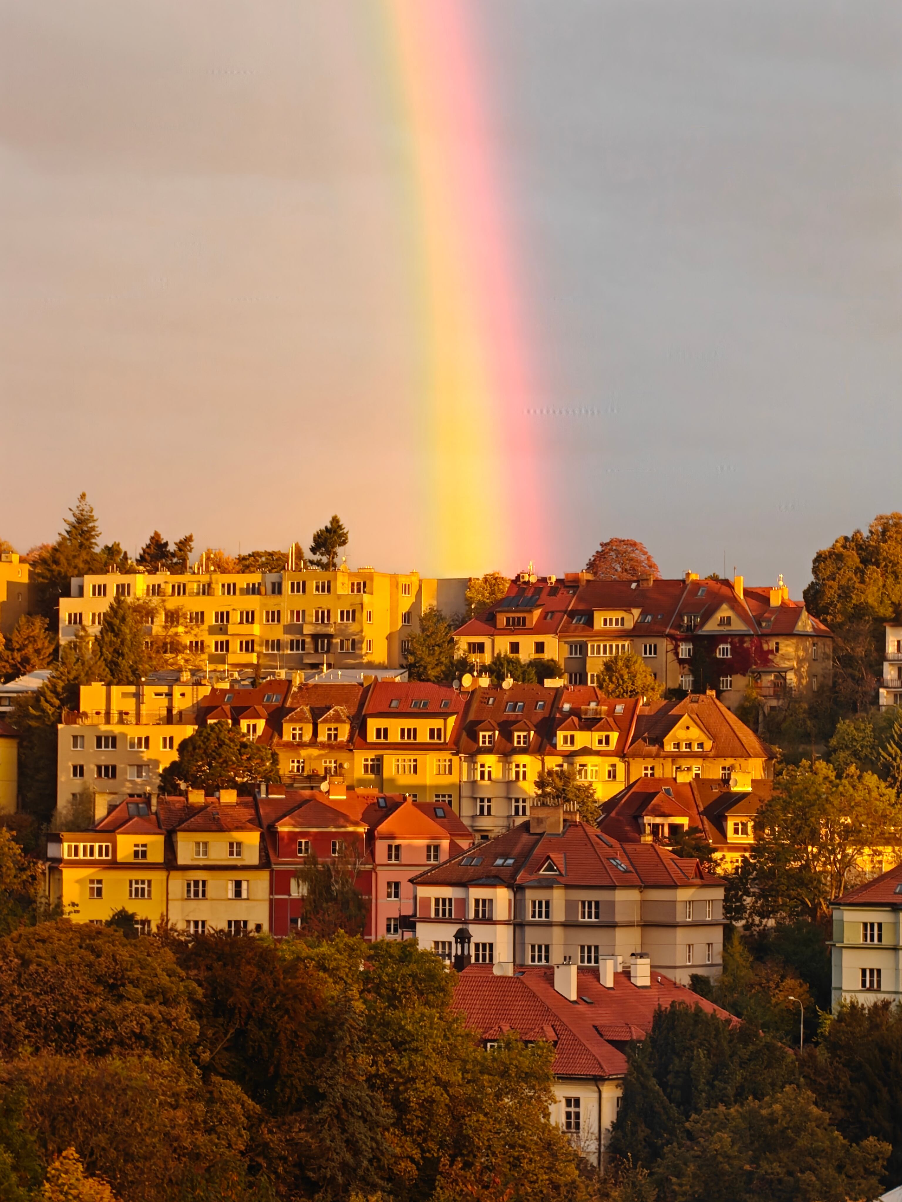 Arcoiris en Praga capturado con OnePlus 13.