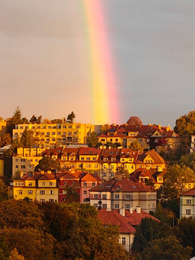 Arcoiris en Praga capturado con OnePlus 13.
