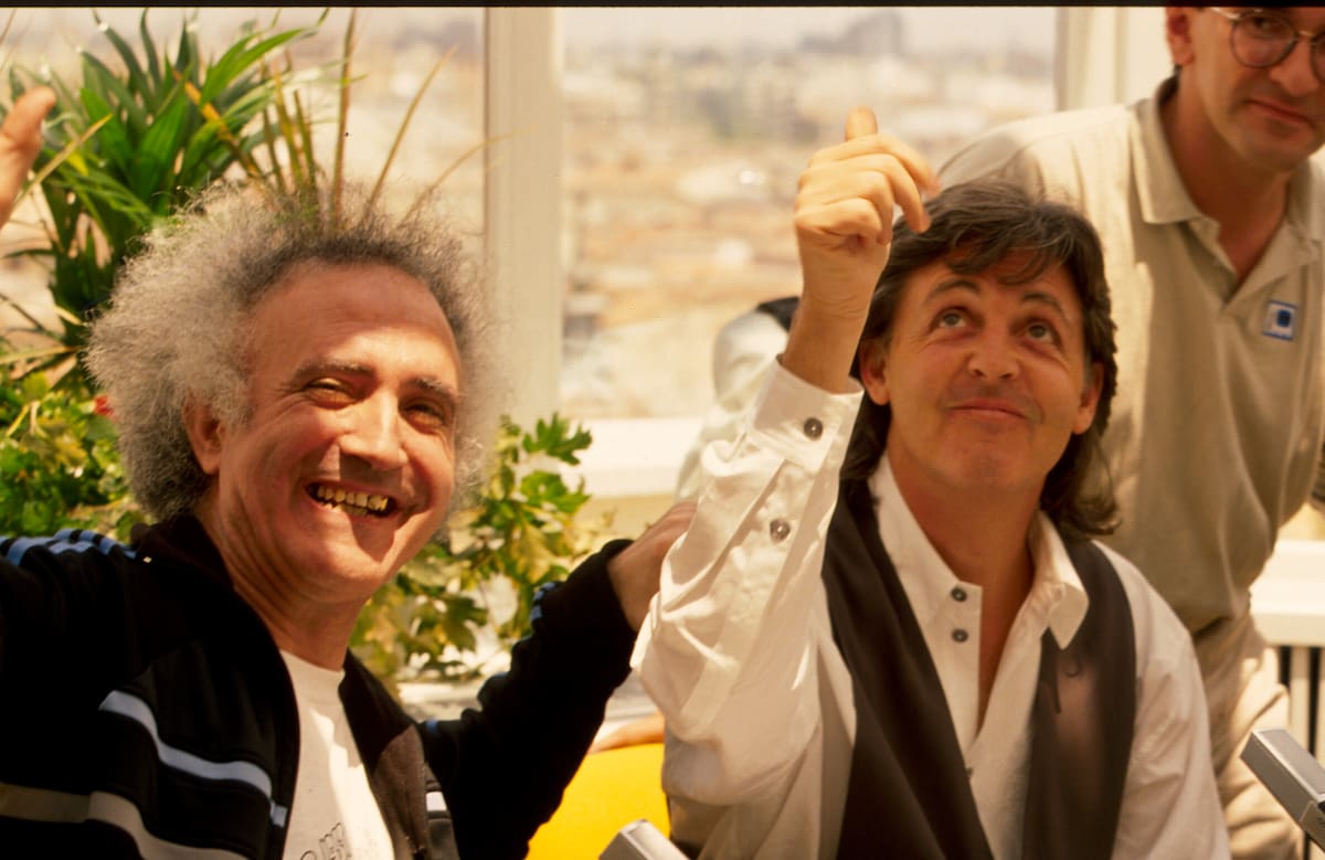 La más icónica de nuestras fotos de archivo: Joaquín Luqui y Paul McCartney en la inauguración oficial del estudio que lleva el nombre del británico.