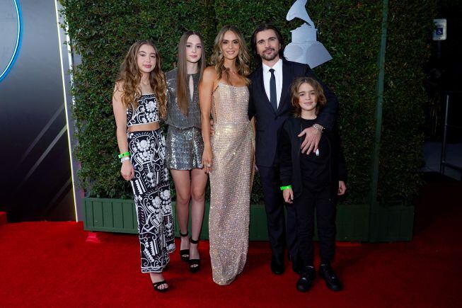 El cantante Juanes junto a su mujer, Karen Martínez, y sus tres hijos.
