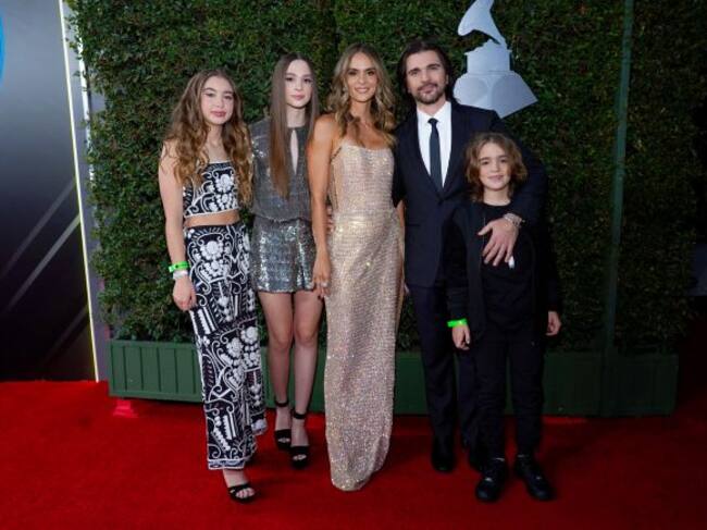 El cantante Juanes junto a su mujer, Karen Martínez, y sus tres hijos.