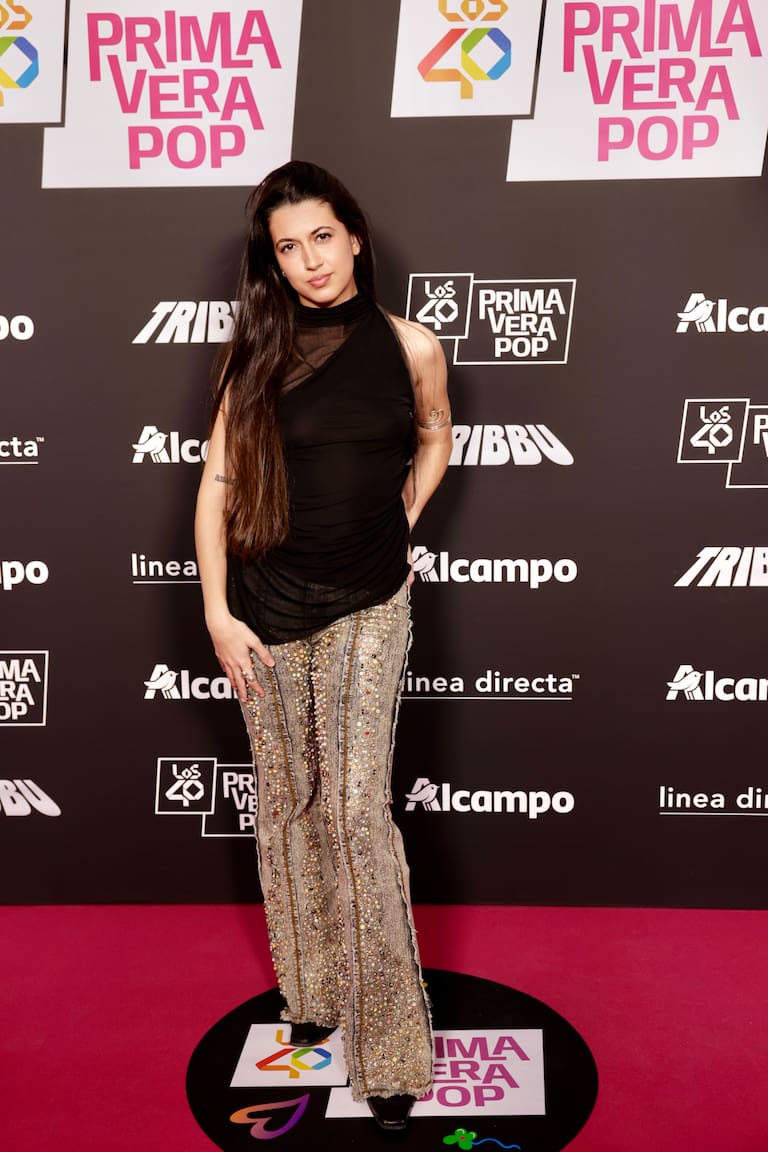 La artista Gara Durán ha querido dejar el protagonismo a la parte de abajo con unos pantalones que le sientan de maravilla.