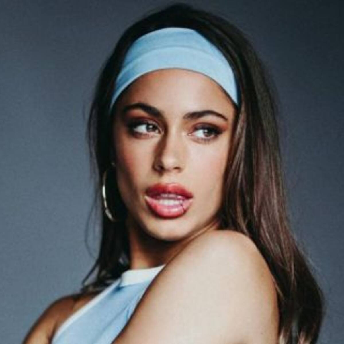 Tini se hizo un tatuaje en vivo