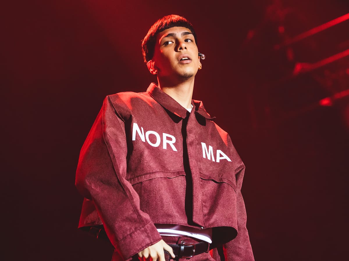 Milo J convierte el Tiny Desk de NPR en una mesa de mate, memoria y folklore
