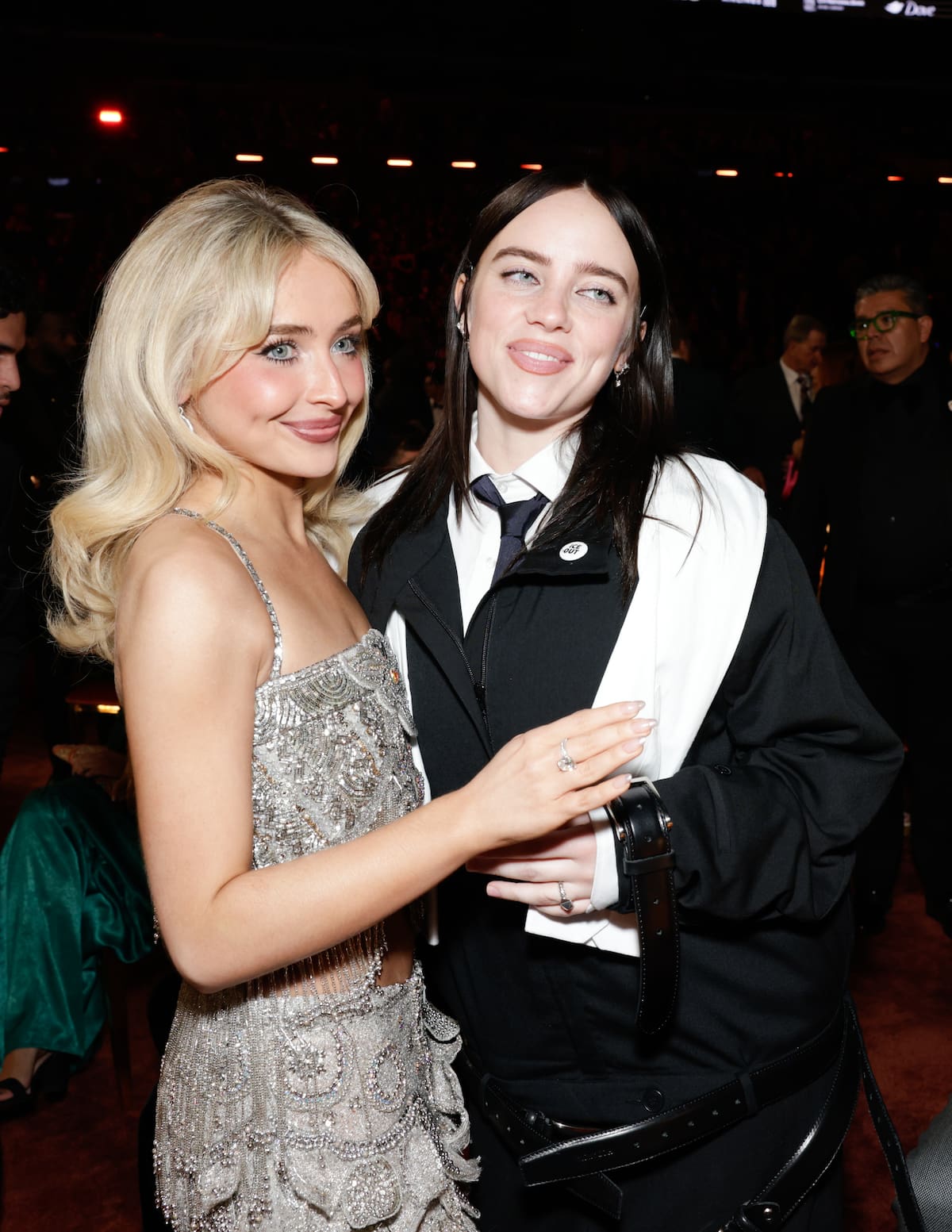Seguramente Sabrina Carpenter no ha llevado sus esposas para ponérselas a Billie Eilish durante la gala, pero ojalá hayan hablando de la posibilidad de hacer algo juntas porque todos estaríamos encantados.