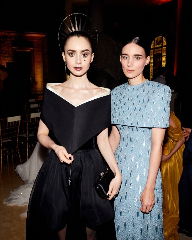 Rooney Mara junto a Lily Collins en la Gala Met 2018