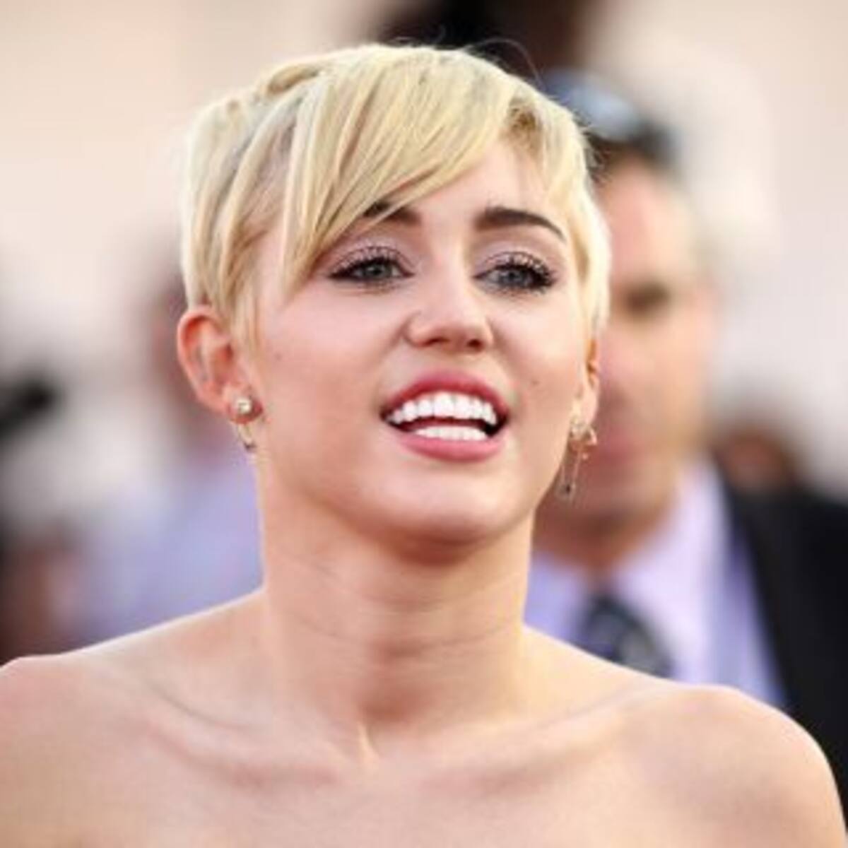 Miley Cyrus sube al escenario en topless y con una cosa muy rara