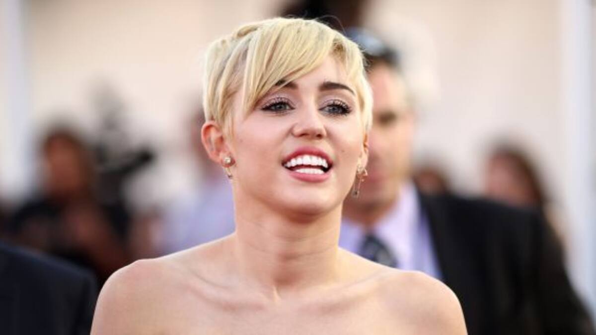 Miley Cyrus sube al escenario en topless y con una cosa muy rara