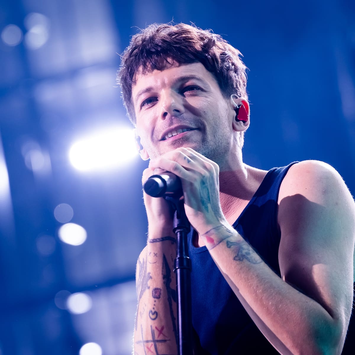 “¿Cómo hemos llegado hasta aquí?”: Louis Tomlinson conquista Madrid entre juegos de luces, girasoles y gritos histéricos del público