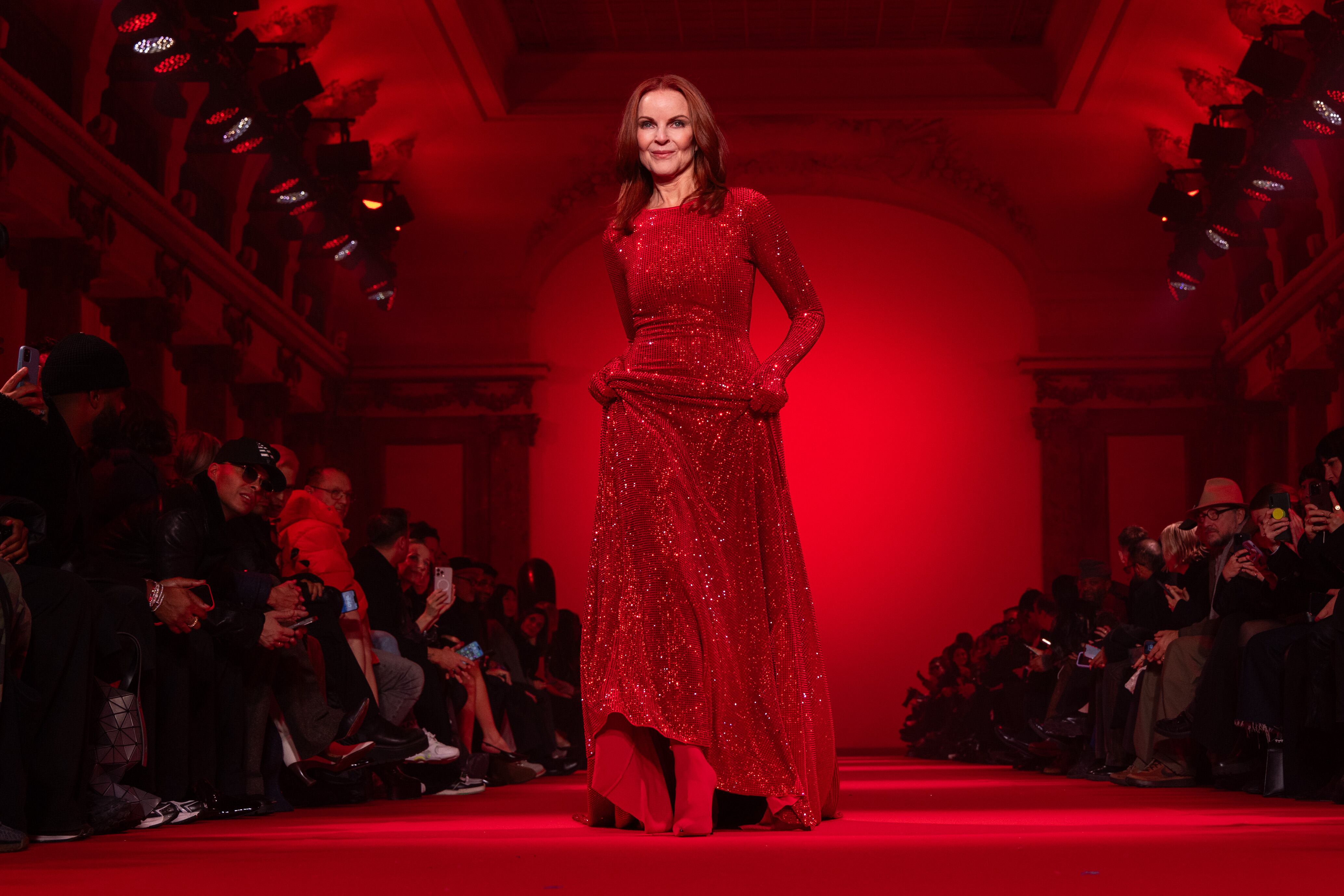 Está claro que Vetements no querían pasar desapercibidos entre tanto desfile en la Semana de la Moda de París. Subieron a desfilar a Marcia Cross. La actriz que daba vida a Bree Van de Kamp en Mujeres desesperadas dejó claro que no hay edad para participar de estas experiencias. A sus 61 años demostró que se puede llevar la elegancia a un desfile.