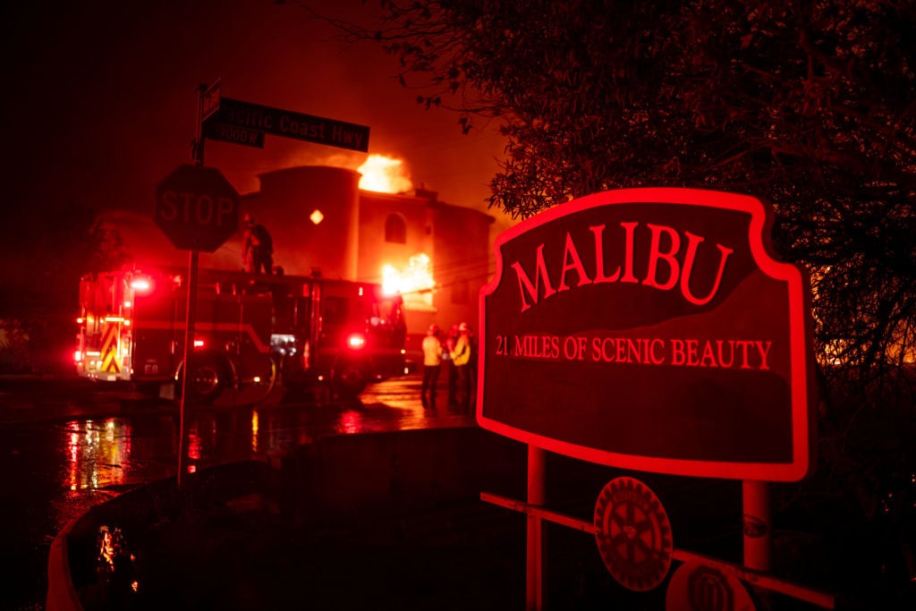 Los bomberos de Los Ángeles batallan con los incendios en Malibú