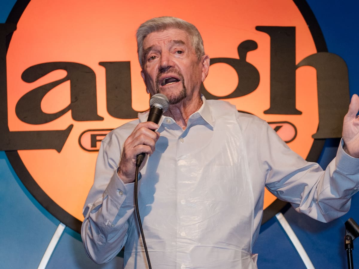 Muere Tom Dreesen, inseparable de Frank Sinatra en los escenarios y leyenda del humor