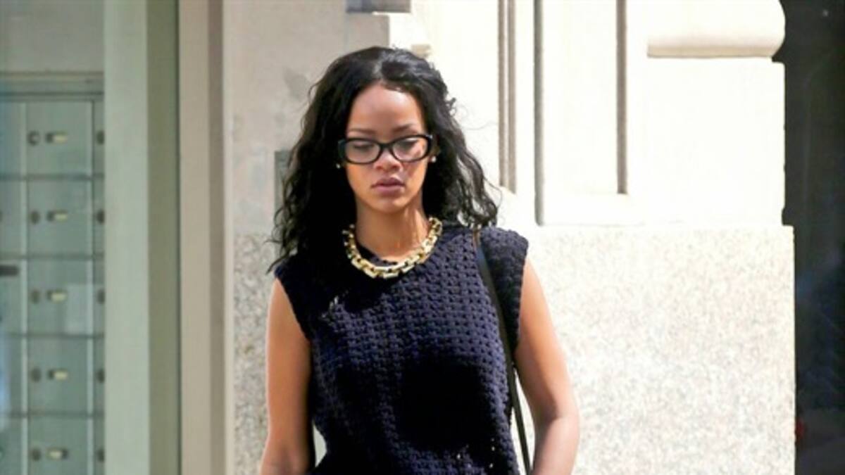 Rihanna en medio de una pareja