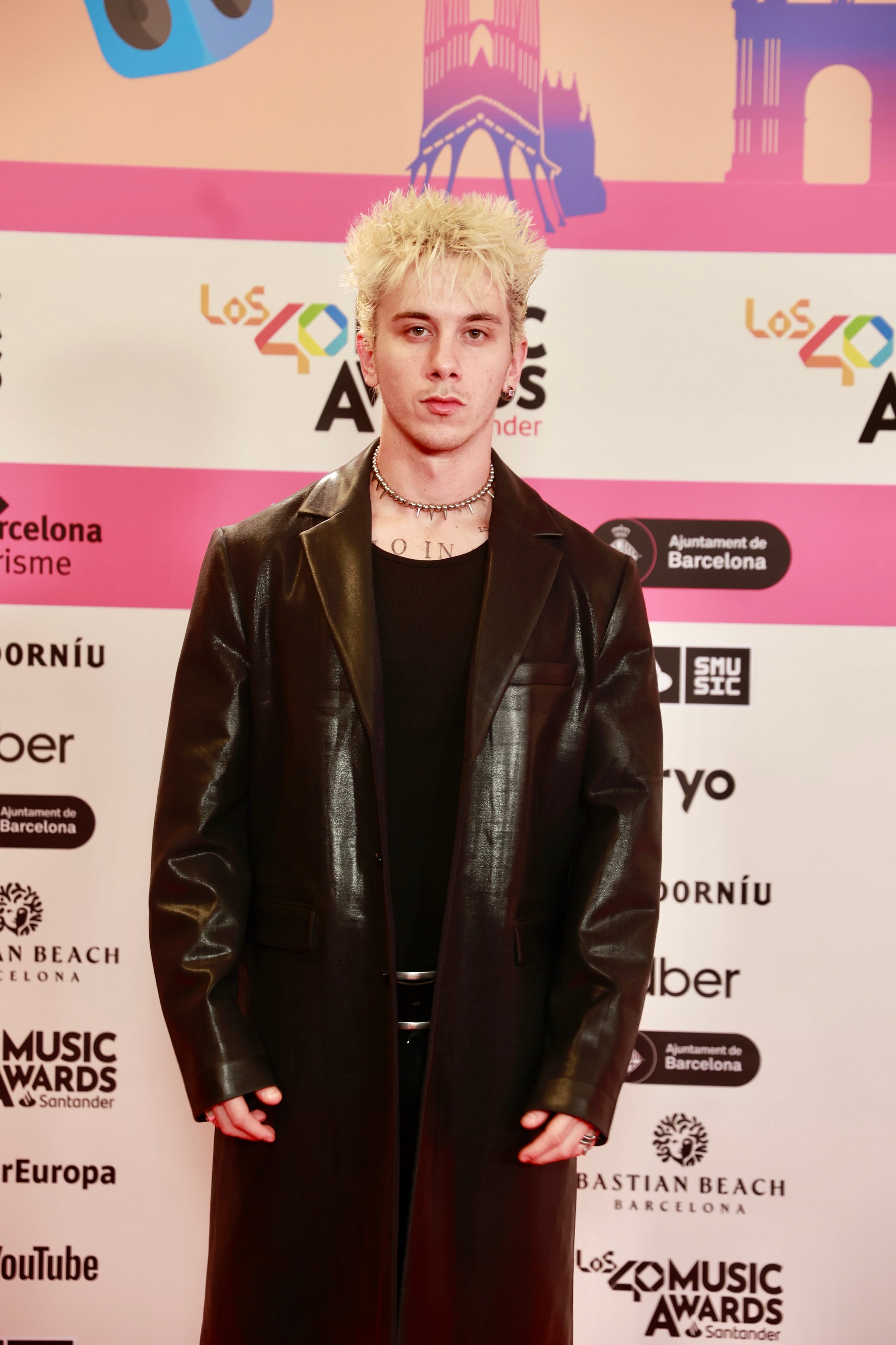 Walls tiene alma de rockero y lo ha llevado a su estilo. De este modo, en la alfombra de la cena de nominados de LOS40 Music Awards Santander 2024 no podía faltar el cuero.