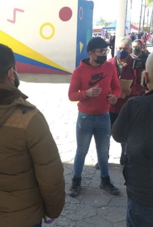 Joven se alquila para hacer fila para trámites