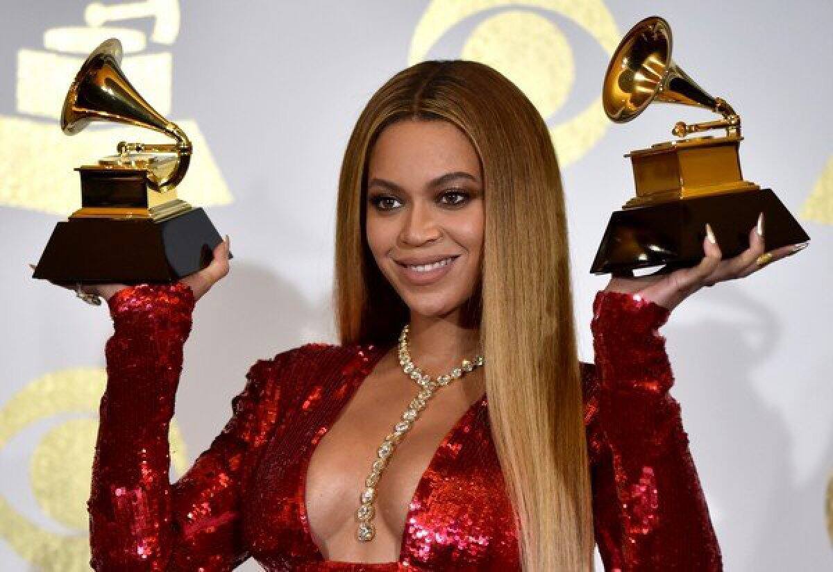 Beyoncé - Hace ya varios años que la cantante es acusada de tener un mal aliento insoportable. Hasta los propios periodistas que la entrevistaron afirman que de su boca se desprende un feo olor.