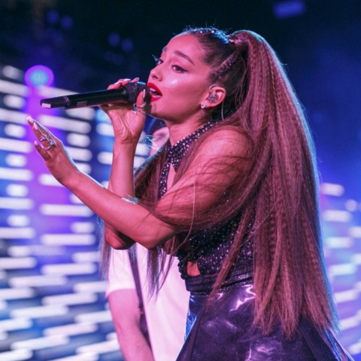 Ariana Grande besa a otra mujer y las redes sociales enloquecen