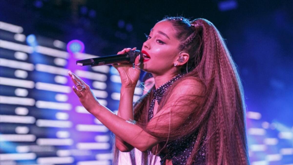 Ariana Grande besa a otra mujer y las redes sociales enloquecen
