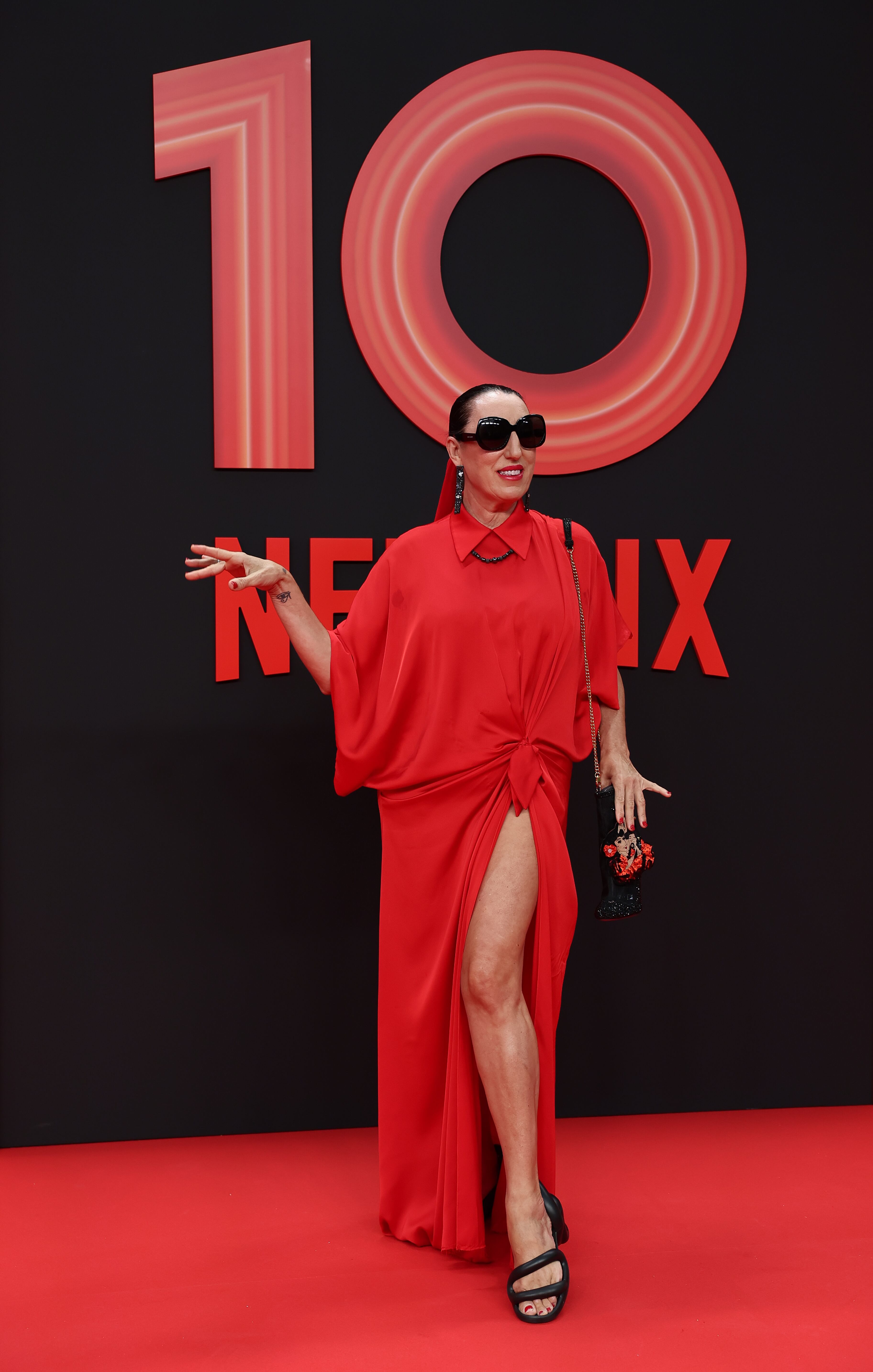 Siempre diva, Rossy de Palma, lucía espectacular y luciendo pierna con este vestido rojo con gran abertura. Otra que no se ha quitado las gafas de sol.
