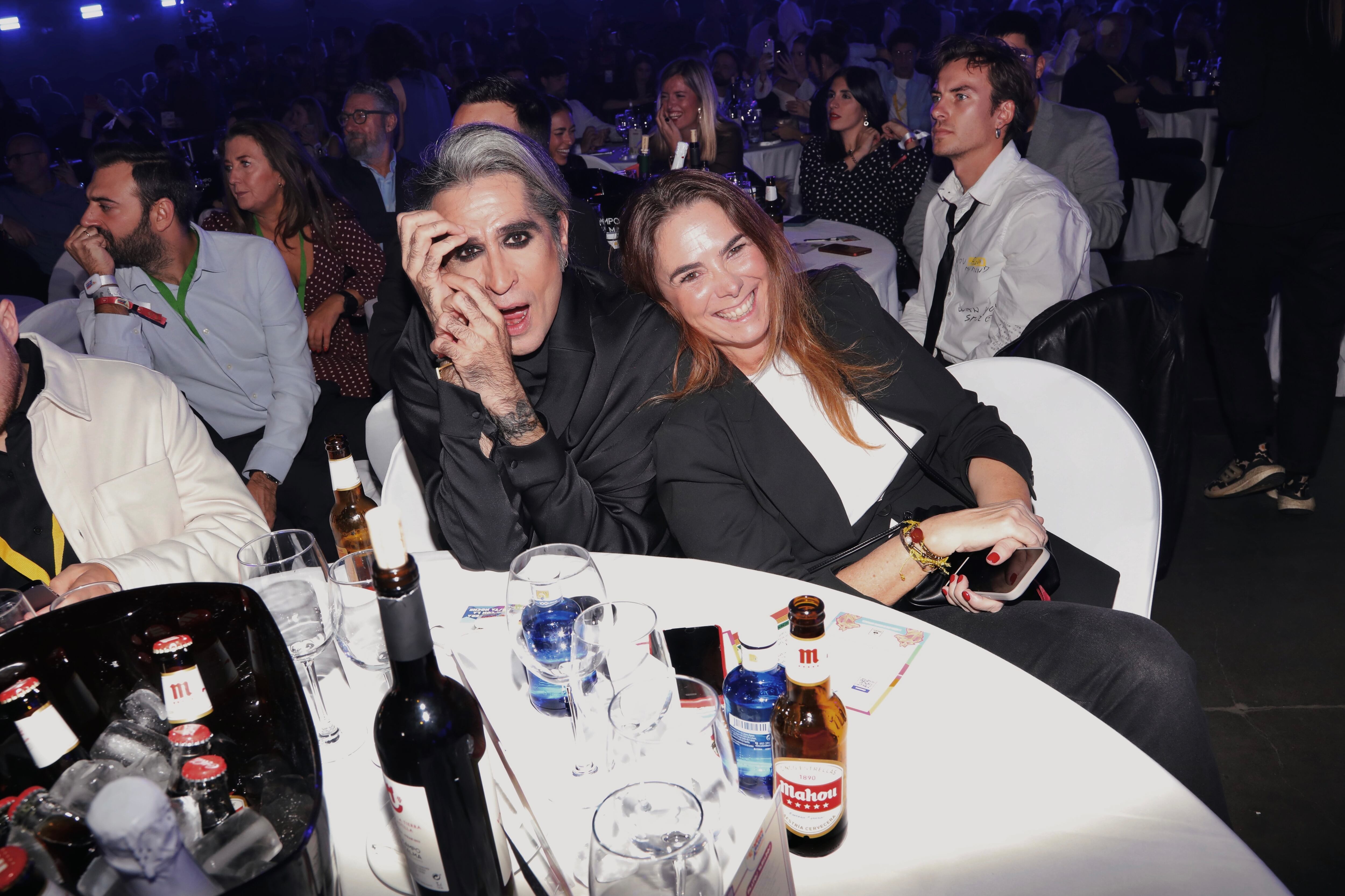 Mario Vaquerizo, colaborador de Anda Ya, y su compañera de mesa.